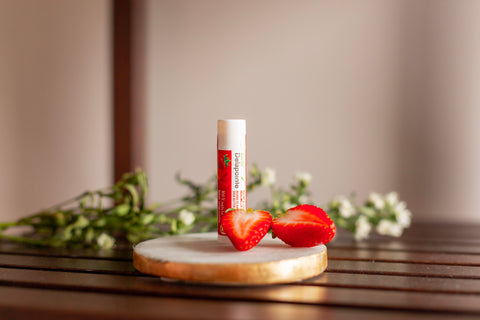 Baume à lèvres biologique, équitable, au beurre de karité à la saveur de fraise sucrée à l’érable. Le soin parfait pour les lèvres sensibles fait à la main au Québec.